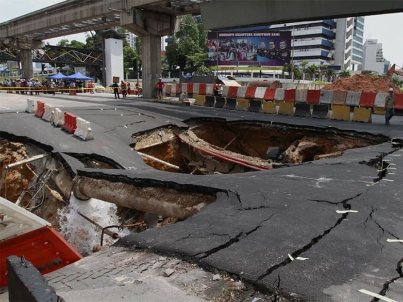 A huge sinkhole caused by a burst water pipe is seen at Jalan Imbi in Kuala Lumpur, July 2, 2014. Photo: The Malay Mail Online