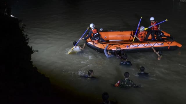 印尼学生参加河边活动遇溺 11人死亡
