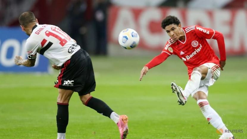 Soccer-Sao Paulo beat Inter 2-0 to record first league win in 2021 Soccer-Sao Paulo beat Inter 2-0 to record first league win in 2021