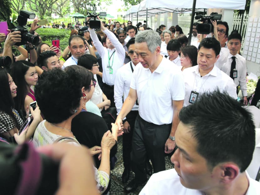 PM Lee Hsien Loong meeting members of the public who turned up to offer tributes and pay respects to former Prime Minister Lee Kuan Yew at the tribute area at Istana on March 24, 2015. Photo: Don Wong