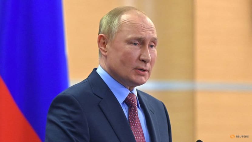 Putin rues Soviet collapse as demise of 'historical Russia' Putin rues Soviet collapse as demise of 'historical Russia'