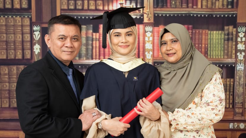 Noorshafiahshafizahhh genggam ijazah kepujian kelas pertama selepas bangkit dari GCE O Noorshafiahshafizahhh genggam ijazah kepujian kelas pertama selepas bangkit dari GCE O