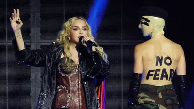 要求坐轮椅粉丝“站”起来！Madonna遭网批