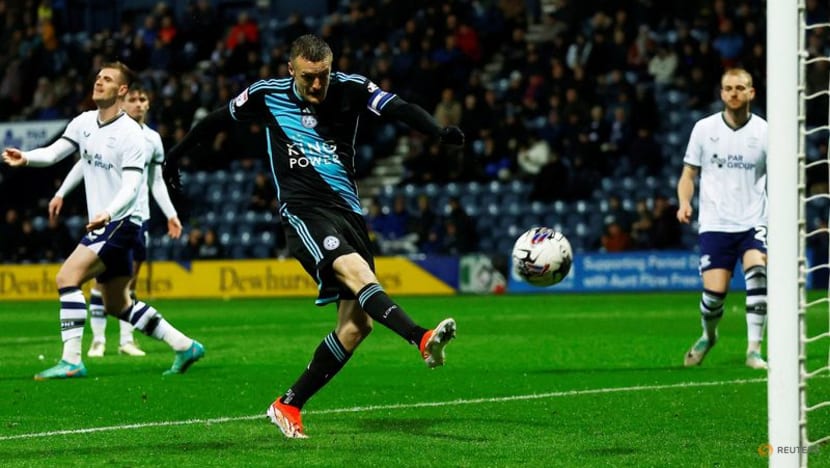 Vardy gia hạn thời gian ở lại Leicester sau khi thăng hạng Premier League