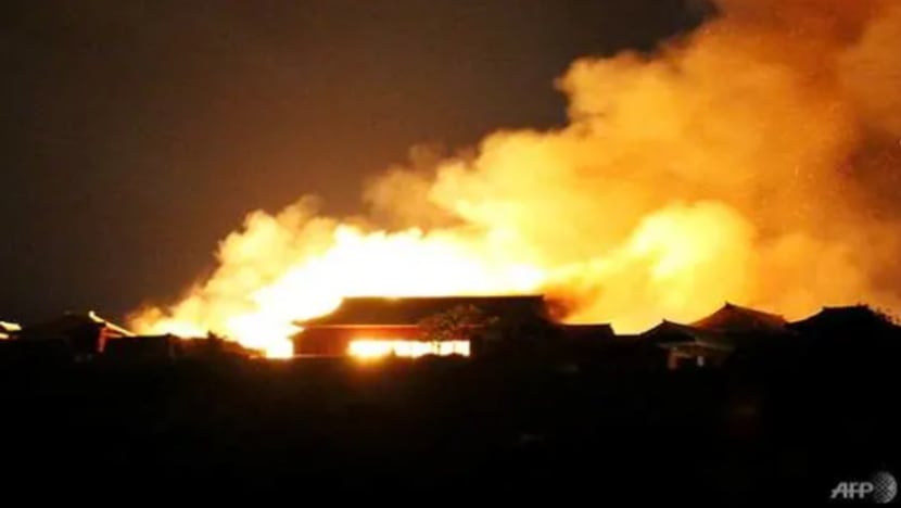 Istana bersejarah Okinawa dijilat api