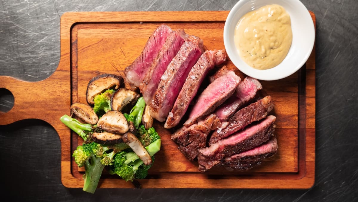 Cara memasak steak yang sempurna di rumah dan meningkatkan keterampilan barbekyu luar ruangan Anda
