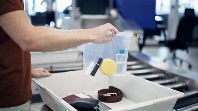 英国将放宽对班机乘客随身携带液态物品限制