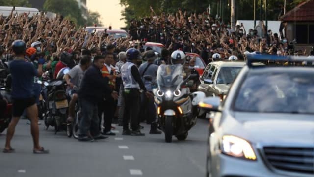 企图对王后施以暴力 泰国法院释放五名示威者