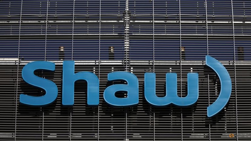 Exclusive-Bell, Telus lobby Canada to stop sale of Shaw's wireless business to Quebecor -sources Exclusive-Bell, Telus lobby Canada to stop sale of Shaw's wireless business to Quebecor -sources
