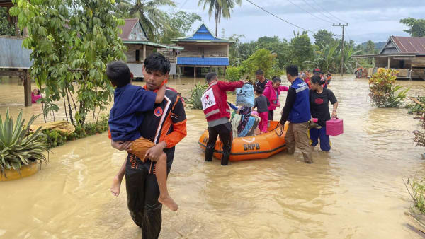 15 dead in Indonesia landslides, floods: Disaster agency