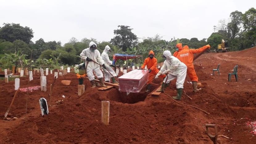 ‘I can barely take a break’: Gravediggers in Jakarta race against time as deaths linked to COVID-19 rise ‘I can barely take a break’: Gravediggers in Jakarta race against time as deaths linked to COVID-19 rise