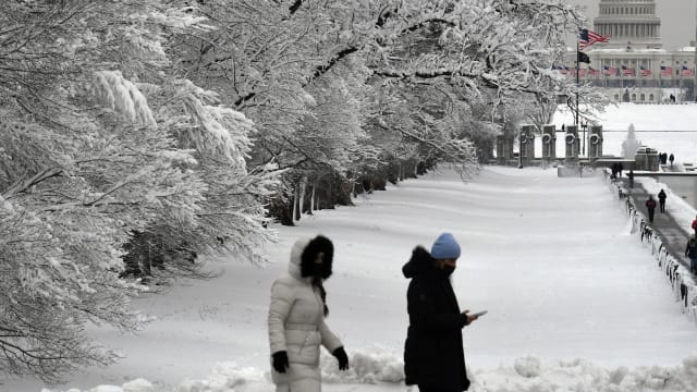 美国暴风雪导致近150万户家庭断电 逾5000趟航班取消