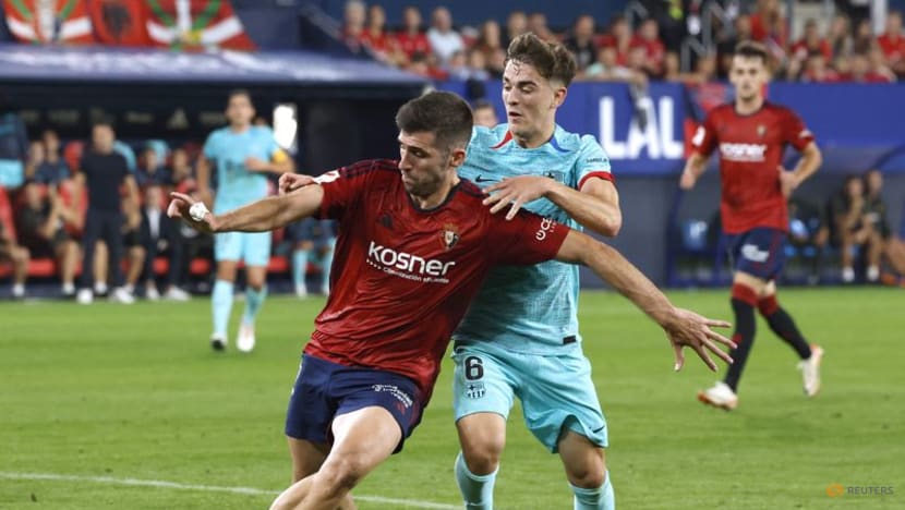 Lewandowski late penalty gives Barcelona 2-1 win at Osasuna