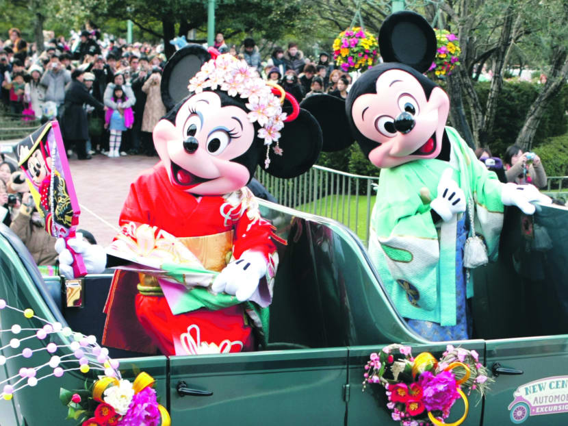 Disney cartoon characters Mickey (R) and Minnie Mouse, dressed in kimonos at a parade in Tokyo Disneyland. Photo: Reuters file photo