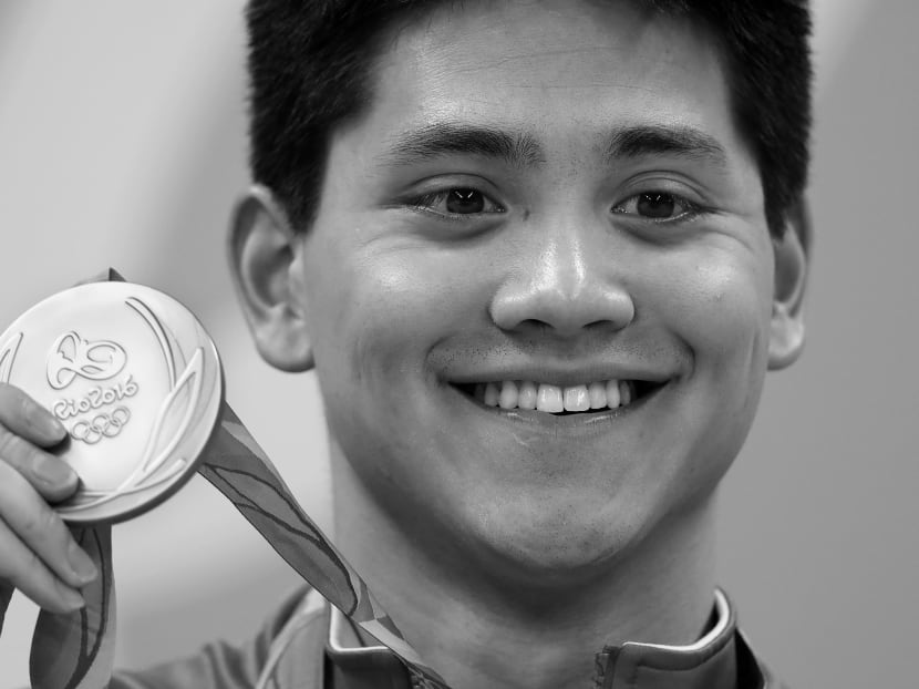 Singapore's Joseph Schooling shows off his gold medal in the men's 100m butterfly medals ceremony during the swimming competitions at the 2016 Summer Olympics, Friday, (Aug 12), in Rio de Janeiro, Brazil. Photo: AP