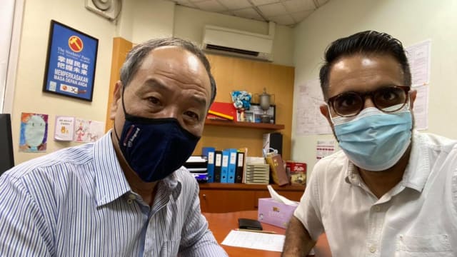刘程强与毕丹星以潮州话和华语同年长者分享接种疫苗重要性