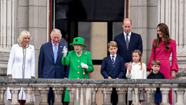 登基70周年庆祝活动尾声 英女王现身白金汉宫阳台