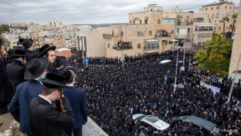 Thousands join in Jerusalem funeral, flout COVID-19 pandemic rules