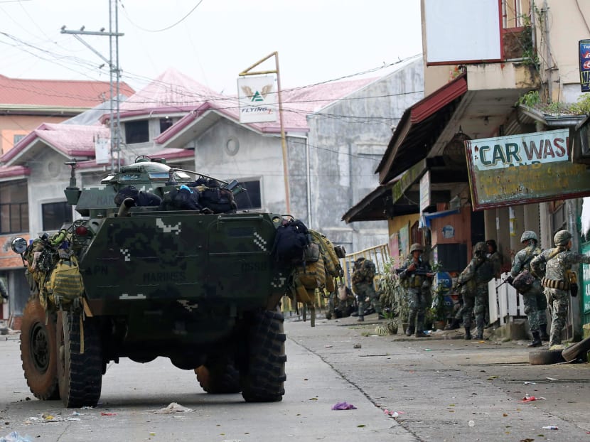 Members of Philippine Marines advance their positions as they prepare to assault the Maute group in Marawi City in southern Philippines May 28, 2017. Photo: Reuters