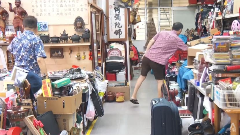 Karung guni men struggle with low profits, dwindle in numbers as Singaporeans purchase fewer used items Karung guni men struggle with low profits, dwindle in numbers as Singaporeans purchase fewer used items