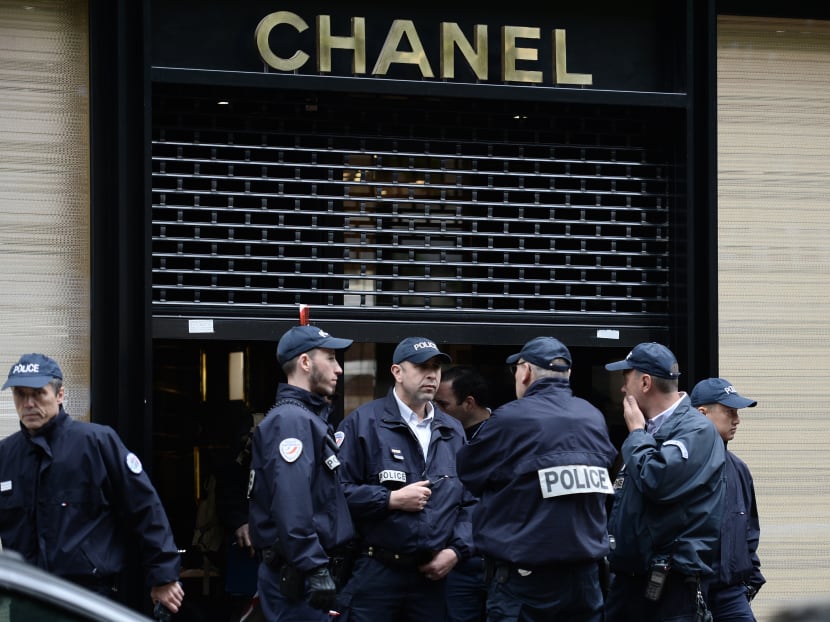 French police officers stand in front of a Chanel jewelry store in Paris after a robbery on May 19, 2016. Photo: AFP