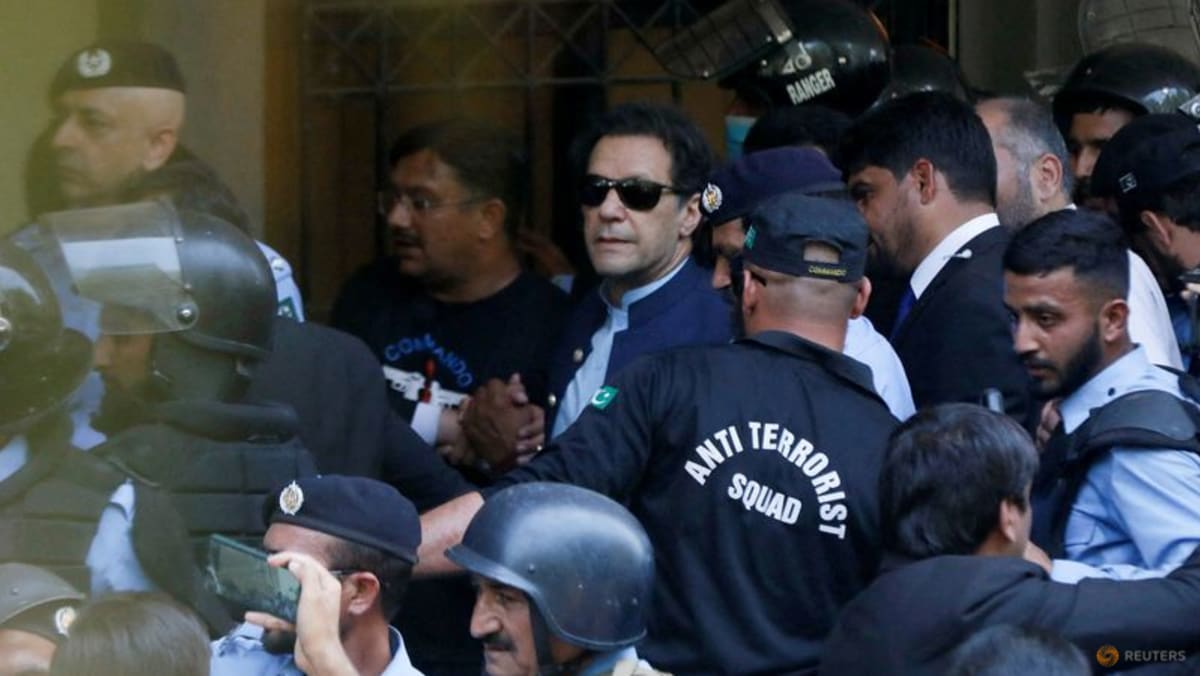 Mantan Perdana Menteri Pakistan Imran Khan ditanyai atas tuduhan korupsi