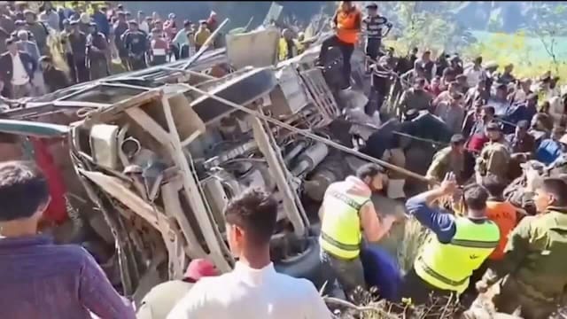 印度一辆载客巴士失控跌入峡谷 至少37人亡18人伤
