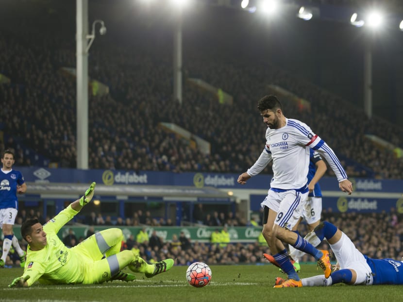 Chelsea's Diego Costa, centre, narrowly fails to score past Everton's goalkeeper Joel Robles, left, and Ramiro Funes Mori during the English FA Cup quarter-final soccer match between Everton and Chelsea at Goodison Park Stadium, Liverpool, England, Saturday March 12, 2016. Photo: AP
