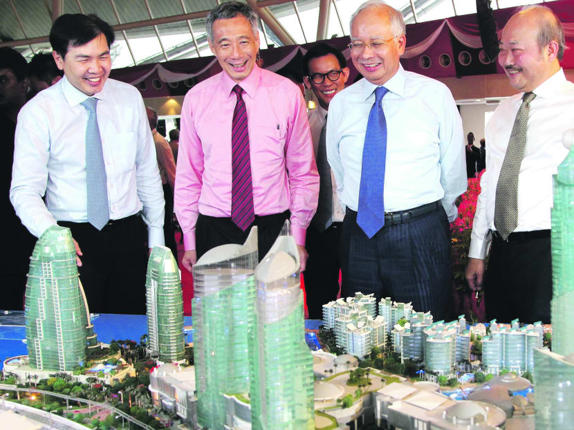Prime Minister Lee Hsien Loong and Mr Najib viewing A2 Island on the Danga Bay architectural model.  Photo: Don Wong