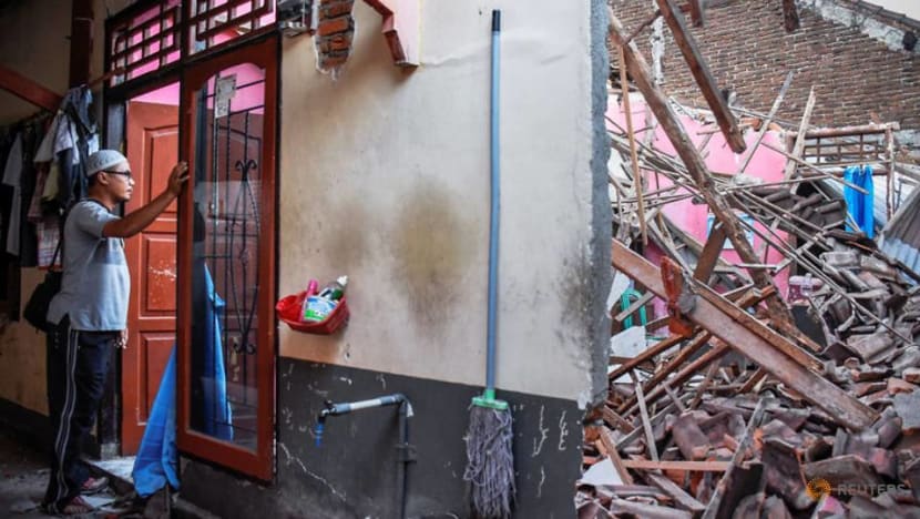 President Halimah, PM Lee extend condolences to Indonesia over Lombok earthquake; Singapore to donate US$100,000 President Halimah, PM Lee extend condolences to Indonesia over Lombok earthquake; Singapore to donate US$100,000