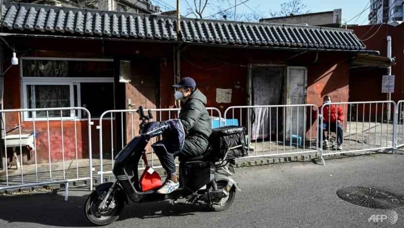 China COVID-19 lockdowns shut delivery workers out of their homes China COVID-19 lockdowns shut delivery workers out of their homes
