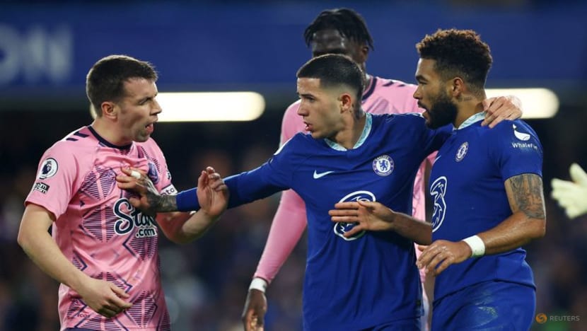Simms last-gasp goal earns Everton 2-2 draw at Chelsea Simms last-gasp goal earns Everton 2-2 draw at Chelsea