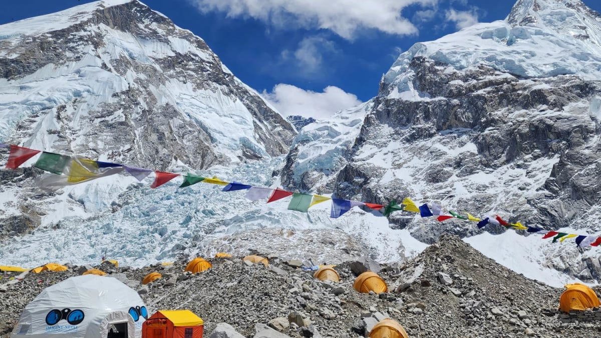 US climber dies on Mount Everest TODAY