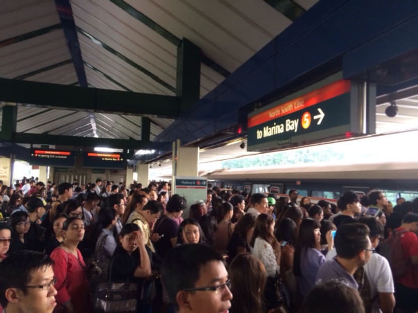 Delays on the North-South Line saw crowds at Khatib MRT Station yesterday. Photo: @mecattsumori on Twitter
