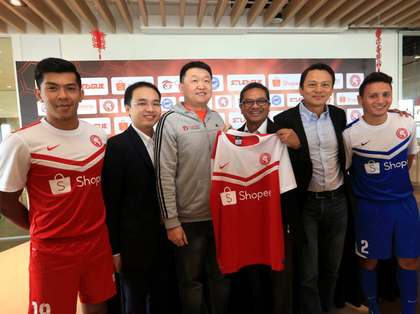 Garena founder Forrest Li (grey tracktop) with FAS president Zainudin Nordin and FAS general secretary Winston Lee and Young Lions players. Photo: Koh Mui Fong