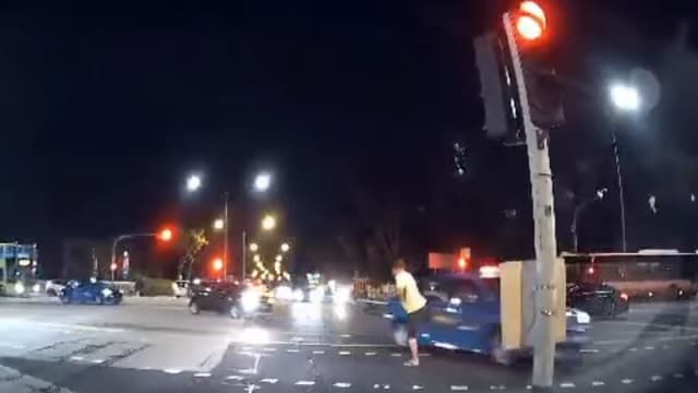 疑德士太靠近不爽 “功夫”阿叔飞脚踢车门