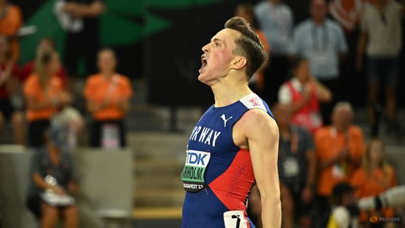 Warholm back on top of world 400-hurdles podium