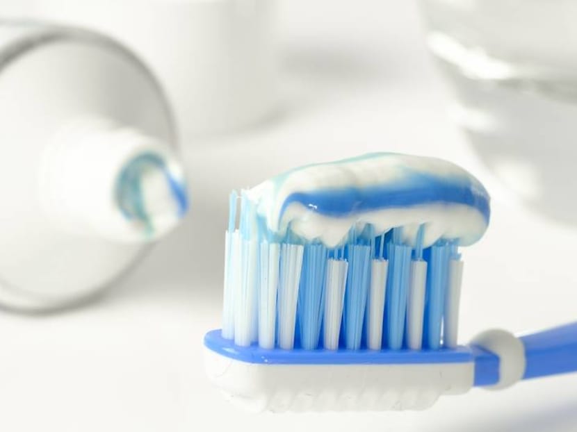 Are we brushing teeth the wrong way? Too much toothpaste, rinsing with water Are we brushing teeth the wrong way? Too much toothpaste, rinsing with water