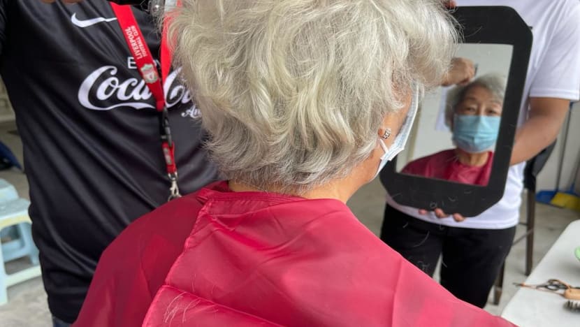 38 warga emas terima potongan rambut percuma sempena Tahun Baharu Cina 38 warga emas terima potongan rambut percuma sempena Tahun Baharu Cina