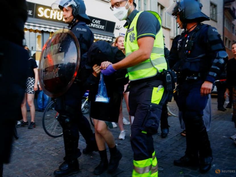 Protesters clash with police ahead of Davos meeting Protesters clash with police ahead of Davos meeting