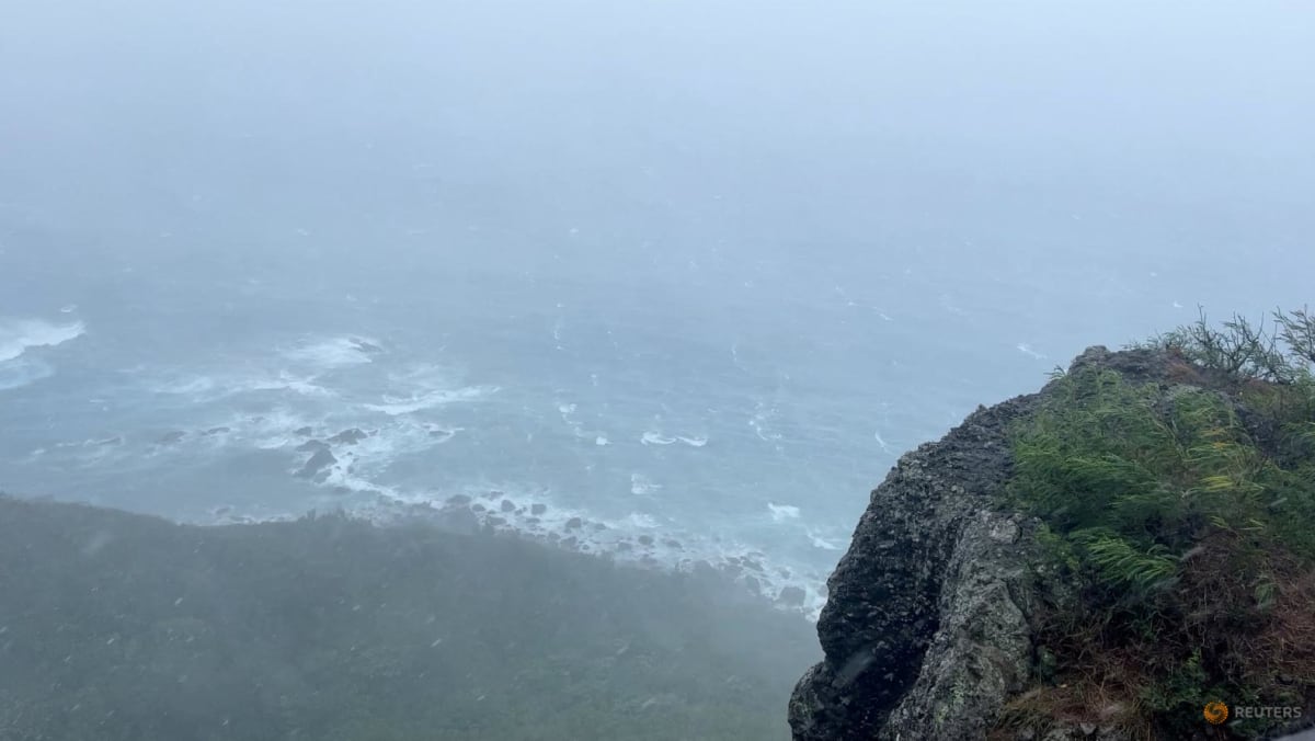 Typhoon Lan bears down on Japan’s main island Typhoon Lan bears down on Japan’s main island