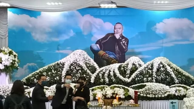 明金成出殡　遗孀边顾新生儿边送别亡夫