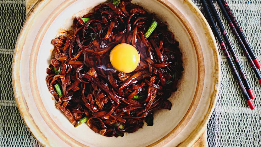 Cook Claypot KL-Style Hokkien Mee With Egg In Less Than 30 Minutes