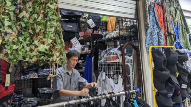 军需品可网上购得 美芝路商家担心首当其冲