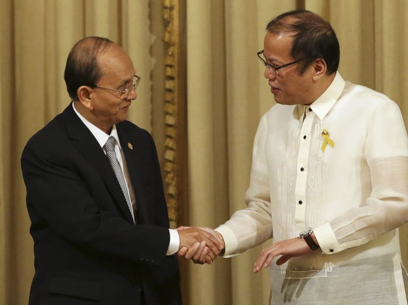 Philippine President Benigno Aquino (R) shakes hands with Myanmar's President Thein Sein during his visit in Manila on Dec 5, 2013. Photo: Reuters