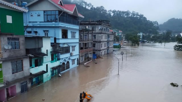 印度锡金邦山区暴雨引发山洪 至少14人死102人失踪
