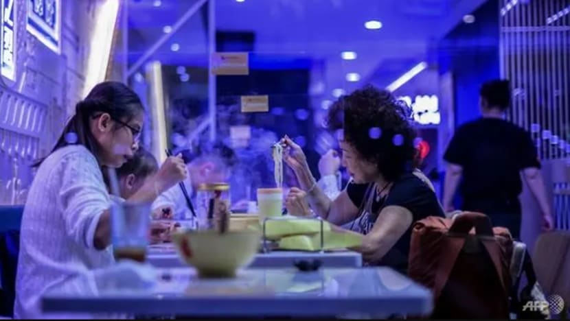 Hong Kong larang makan dalam restoran bagi bendung kes COVID-19