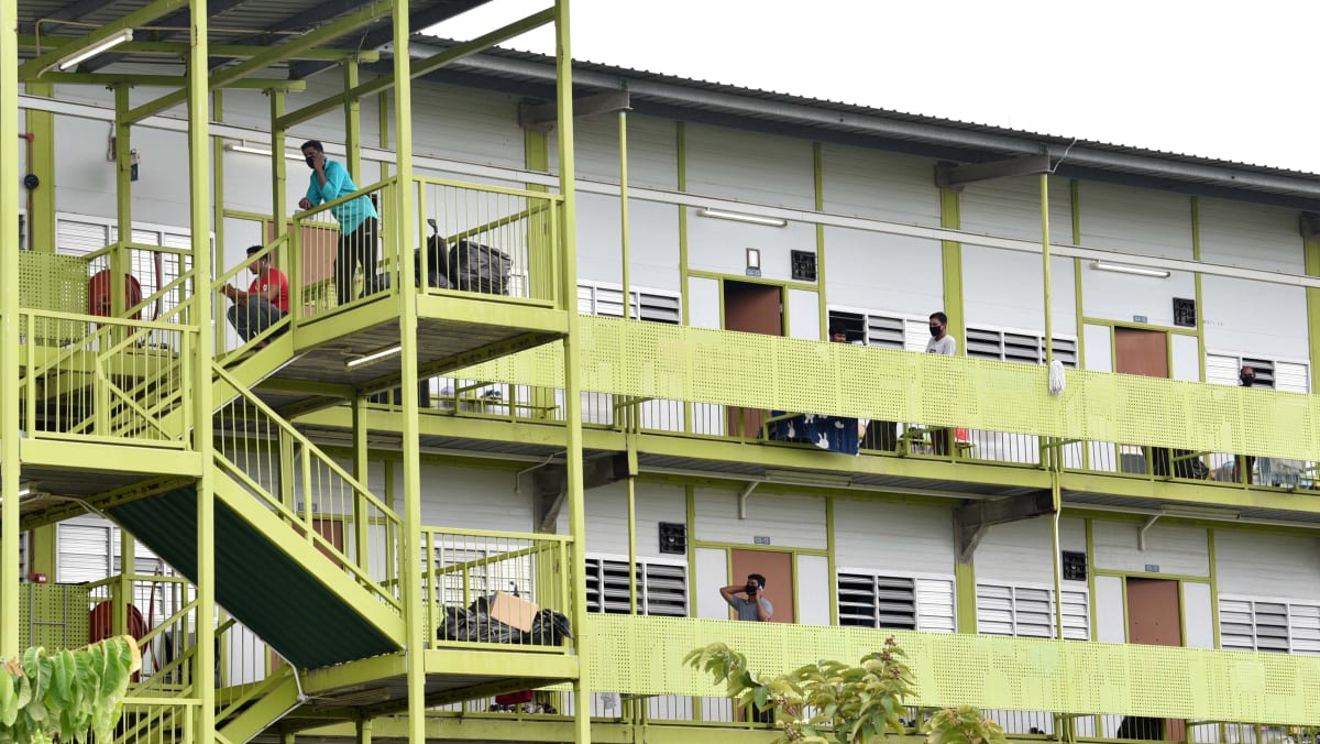 Singapura melonggarkan pembatasan pergerakan bagi pekerja migran di asrama