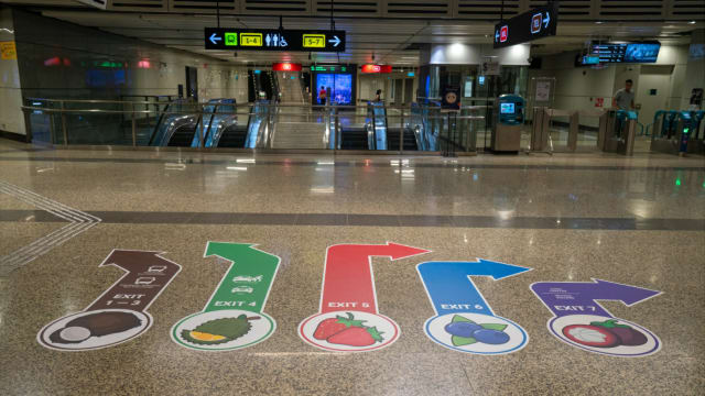 SMRT在兀兰地铁站贴彩色贴纸 为认知障碍乘客引路