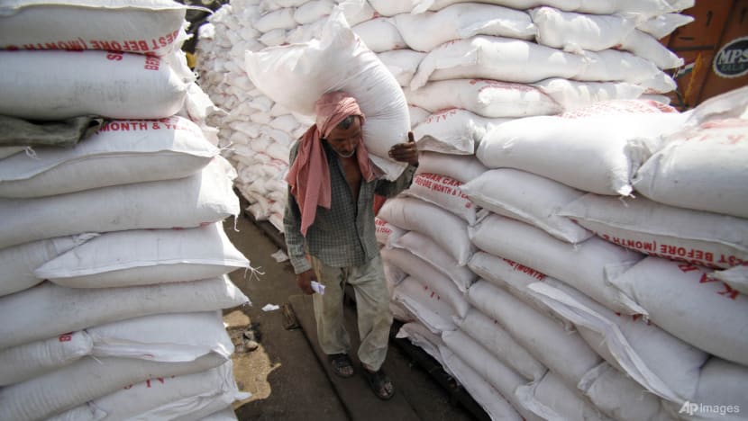 India extends curbs on sugar shipments, to soon fix this year's export quota India extends curbs on sugar shipments, to soon fix this year's export quota